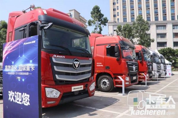 活動(dòng)現(xiàn)場列隊(duì)整齊的歐曼超級重卡