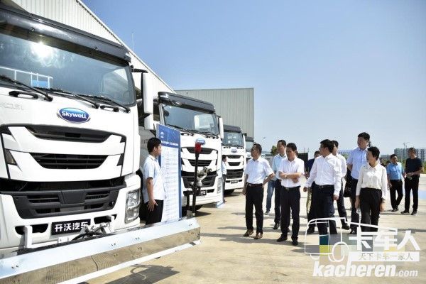 參會領導參觀使用慶鈴底盤的純電動環(huán)衛(wèi)類產品