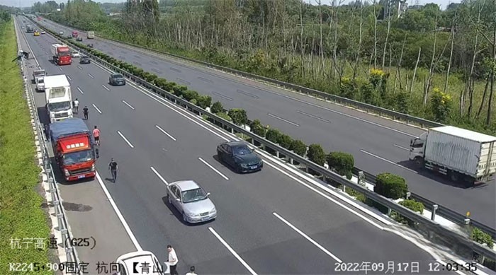 中國(guó)重汽HOWO輕卡車主在高速公路段上演生死救援的義舉