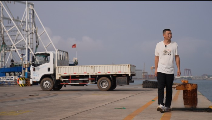 海岸線上的精靈 慶鈴為劉明明的工作添彩！