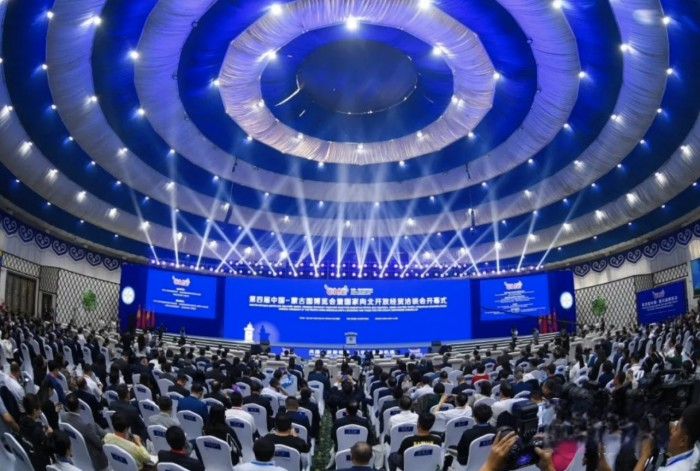 聯(lián)合重卡新能源牽引車亮相中蒙博覽會